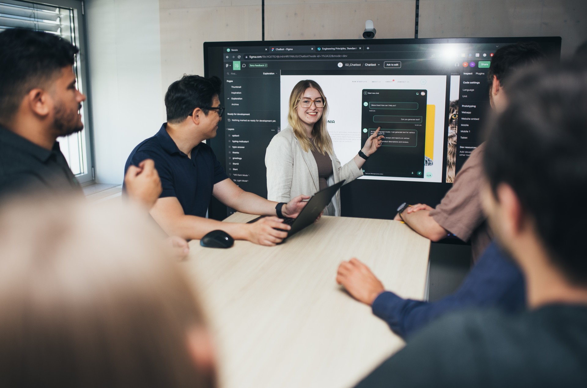 vent.io Mitarbeiterin zeigt etwas auf dem Screen