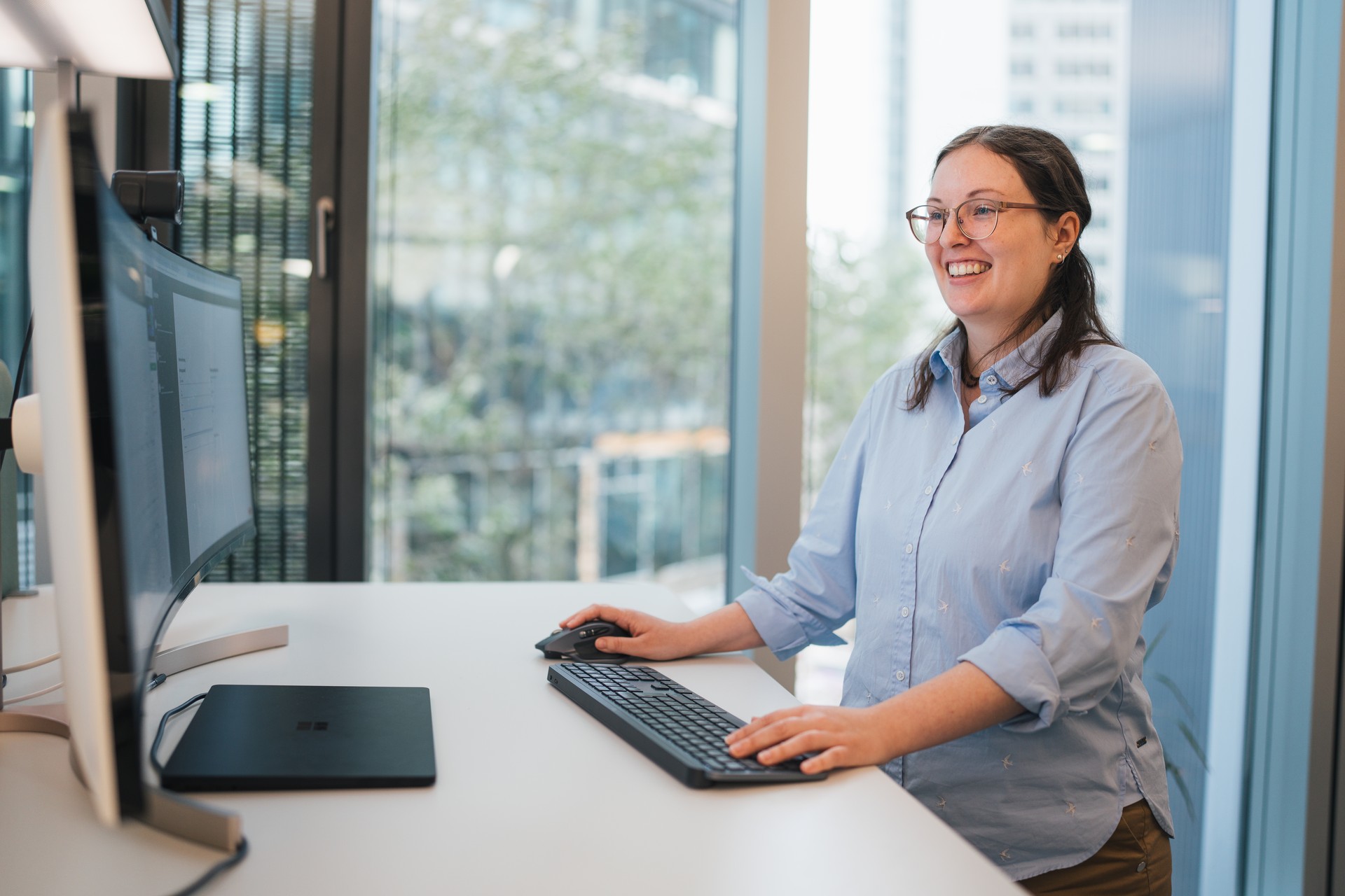 vent.io Mitarbeiterin arbeitet am Schreibtisch