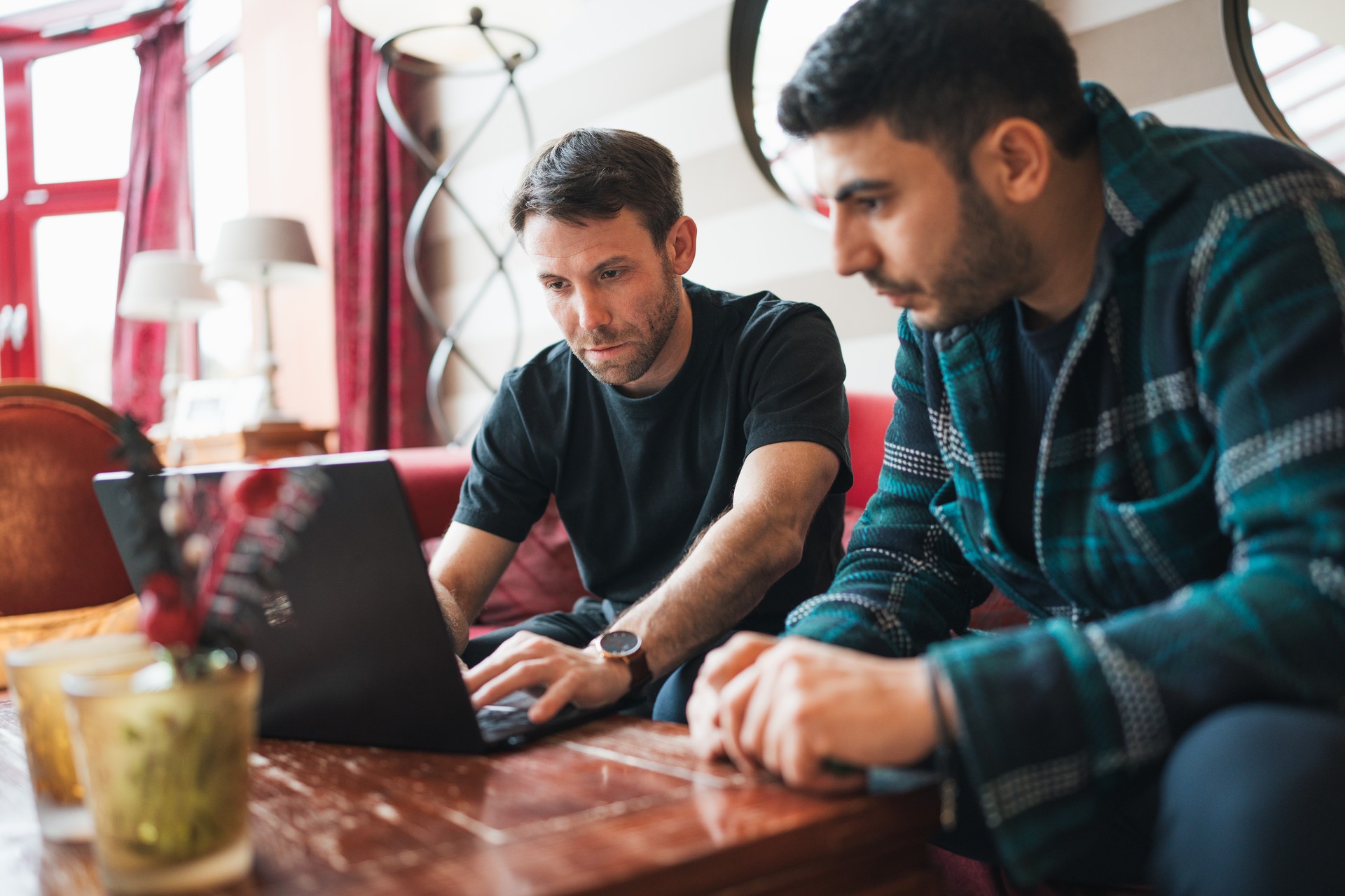 Zwei vent.io Mitarbeiter schauen zusammen auf einen Laptop